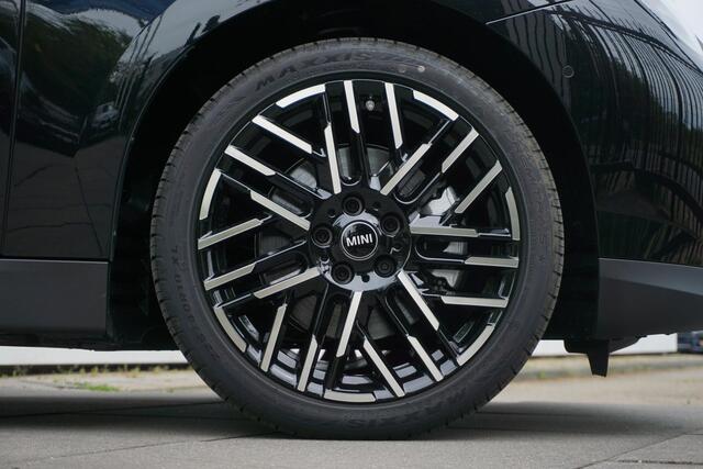 Mini Electric 3-deurs Cooper SE Favoured Pakket M / Panoramadak / 18" LMV / Head-Up Display / Achteruitrijcamera