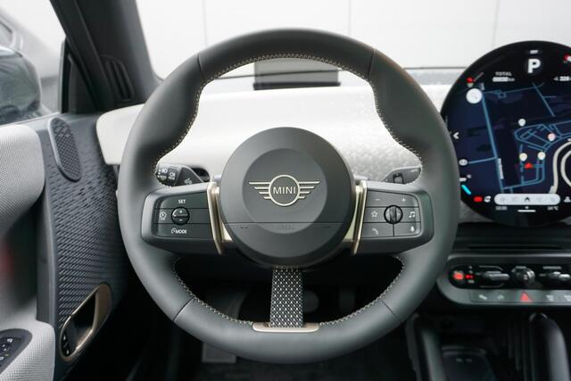 Mini Electric 3-deurs Cooper SE Favoured Pakket M / Panoramadak / 18" LMV / Head-Up Display / Achteruitrijcamera
