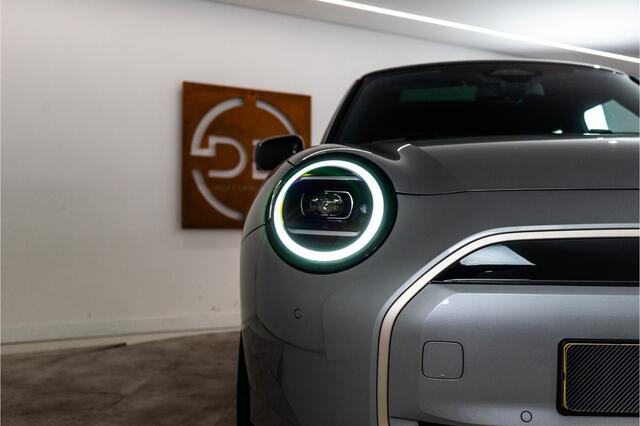 Mini Electric Mini Cooper SE Favoured 54.2 kWh 218PK NIEUW | Pakket XL | Harman/Kardon | Pano | Sfeer | VOL!