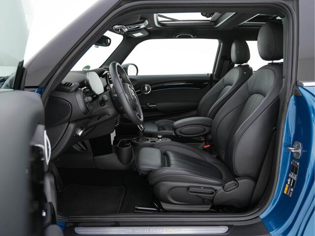 Mini Electric Mini Classic 33 kWh [ 3-Fase ] (INCL-BTW) Aut. *PANO | FULL-LEATHER | FULL-LED | HARMAN/KARDON-SOUND | KEYLESS | CAMERA | SPORT-SEATS | NAVI-FULLMAP | ECC | HEATED-SEATS | AMBIENT-LIGHT | DAB | DIGI-COCKPIT | PDC | 17"ALU