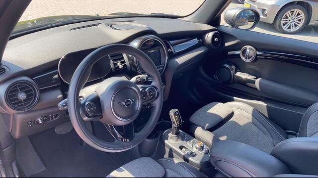 Mini Electric Mini Essential 33 kWh / Camera / Navigatie / 17'' / Half leder / Keyless / Virtual Cockpit / Stoelverwarming / DAB / Cruise Control