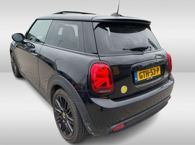 Mini Electric Mini MINI Electric 33 kWh / Panoramadak / Half leder / Navigatie / Parkeerhulp achter / 17'' / DAB / Stoelverwarming / Cruise Control