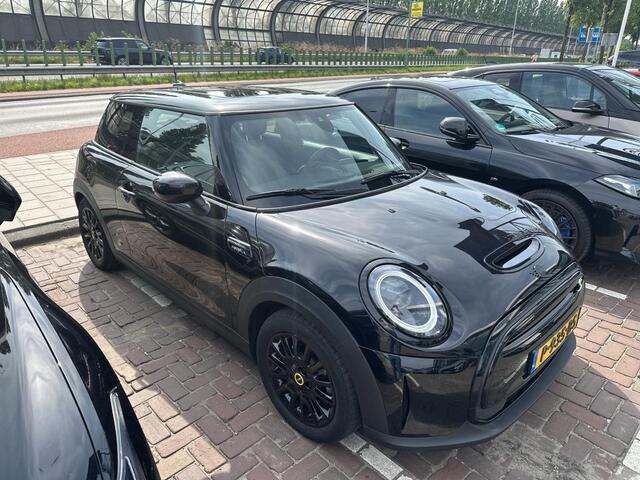 Mini Electric Mini Camden Plus Edition 33 kWh | Panorama | Piano Black Exterior | Harman Kardon |