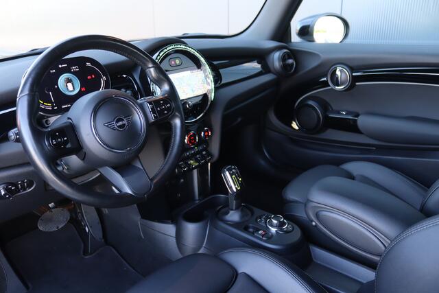 Mini Electric Mini Cooper SE Collection 33 kWh LED/Leder/Camera/Keyless/Navi Plus/CarPlay/Crc/17"