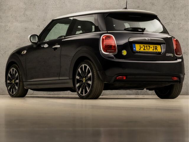 Mini Electric Mini Yours 33 kWh 184Pk Automaat (PANORAMADAK, VIRTUAL COCKPIT, APPLE CARPLAY, HEAD-UP DISPLAY, LEDER, HARMAN/KARDON, STOELVERWARMING, CAMERA, KEYLESS, ZWART HEMEL, NIEUWSTAAT)