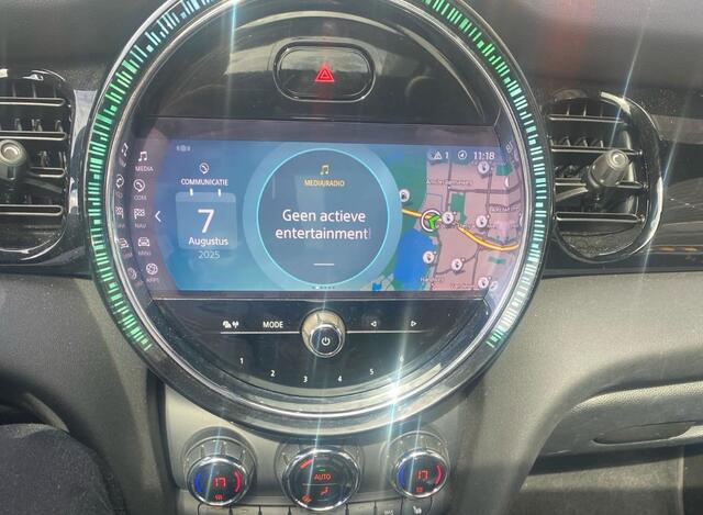 Mini Electric Mini Business Edition 33 kWh / Panoramadak / Leder / Keyless / 17'' / CarPlay / Navigatie / Stuur+Stoelverwarming / Cruise Control / LED Koplampen