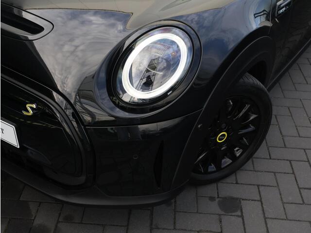 Mini Electric Mini Camden Edition 33 kWh / Comfort Access / Panoramadak / achteruitrijcamera / Stoelverwarming /