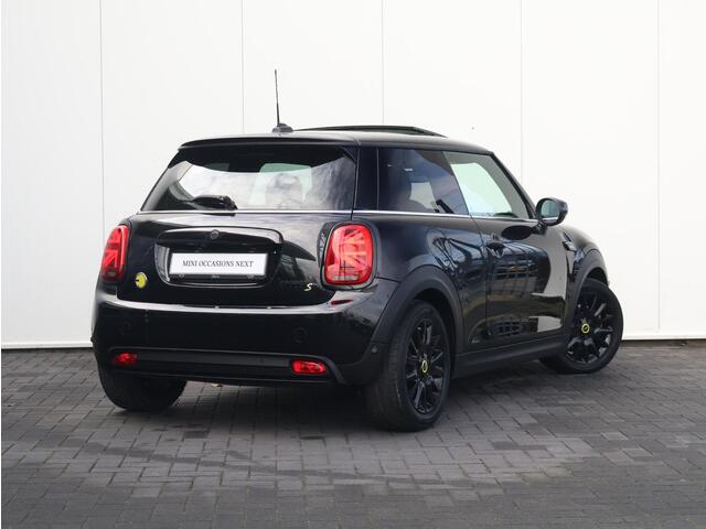 Mini Electric Mini Camden Edition 33 kWh / Comfort Access / Panoramadak / achteruitrijcamera / Stoelverwarming /