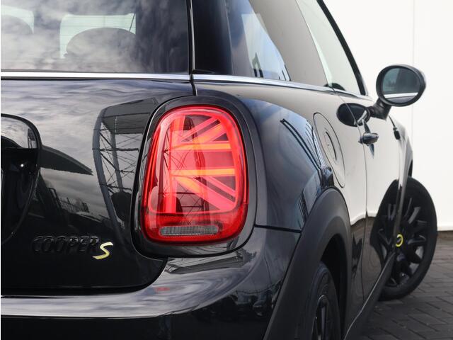 Mini Electric Mini Camden Edition 33 kWh / Comfort Access / Panoramadak / achteruitrijcamera / Stoelverwarming /