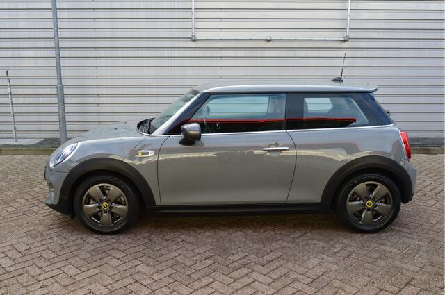 Mini Electric Mini Basic 33 kWh O.a: Navi, Clima, Cruise, Sportstoelen, Carplay, Etc. All-in prijs!