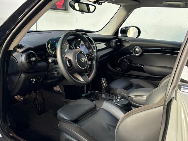 Mini Electric Mini Classic 33 kWh | Panoramadak | Verwamrd stuur | Stoelverwarming | Apple Carplay | NL auto | 1e eigenaar |