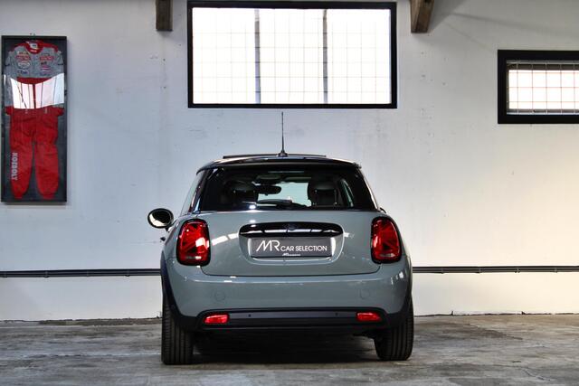 Mini Electric Mini Classic 33 kWh | Panoramadak | Verwamrd stuur | Stoelverwarming | Apple Carplay | NL auto | 1e eigenaar |