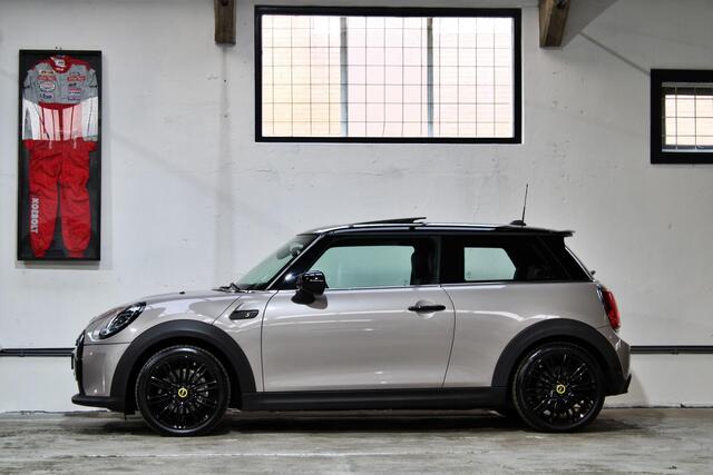 Mini Electric Mini Camden Edition 33 kWh | Panoramadak | 17 inch | Verwarmd stuurwiel | Apple Carplay | Parkeersensoren | Dealer onderhouden |
