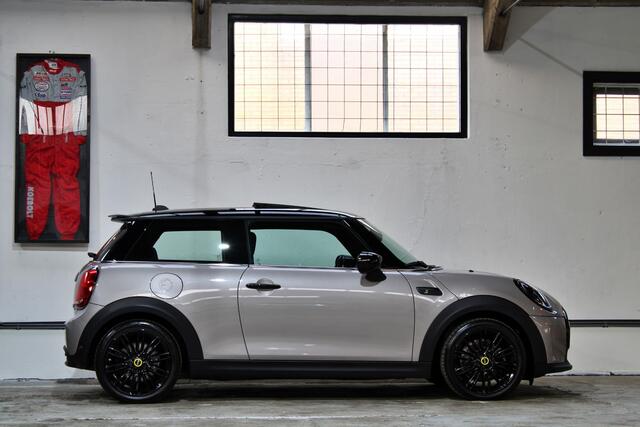 Mini Electric Mini Camden Edition 33 kWh | Panoramadak | 17 inch | Verwarmd stuurwiel | Apple Carplay | Parkeersensoren | Dealer onderhouden |