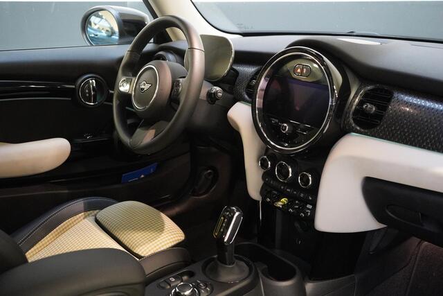 Mini Electric Mini Classic 33 kWh | Zwart optiek | Navigatie | Stoelverwarming | Privacy Glass