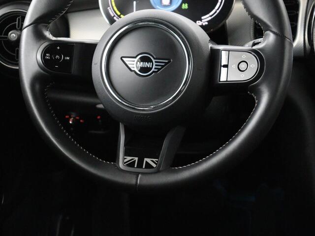 Mini Electric Mini Yours 33kWh | SOH 100% | Panoramadak | Leder | Stoelverwarming | Camera | Warmtepomp | Keyless | Head-Up | Carplay | Navigatie | Full LED | Park Assist