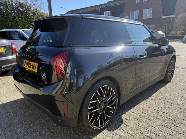 Mini Electric Mini Cooper SE 54 kWh Favoured M-pack, Camera | Pano | Leer