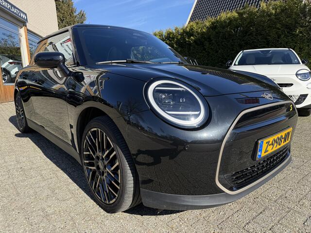 Mini Electric Mini Cooper SE 54 kWh Favoured M-pack, Camera | Pano | Leer