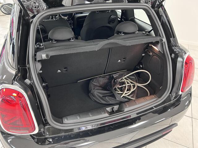 Mini Electric Mini Essential 33 kWh NAVIGATIE | PARKEERSENSOREN | CLIMATE CONTROL | LICHTMETALEN VELGEN