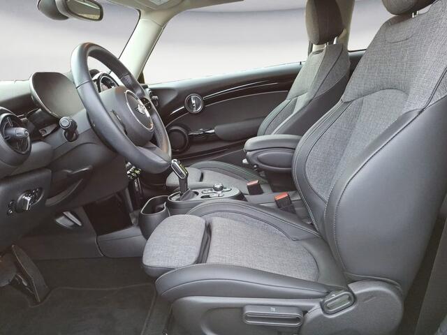 Mini Electric E COOPER SE 33 kWh ** LED, NAVI+, HALF/LEDER, PRIVACY GLAS, CAMERA ** 1e EIG - Slechts 12.280km. ** ** INFORMEER OOK NAAR ONZE AANTREKKELIJKE FINANCIAL-LEASE TARIEVEN **