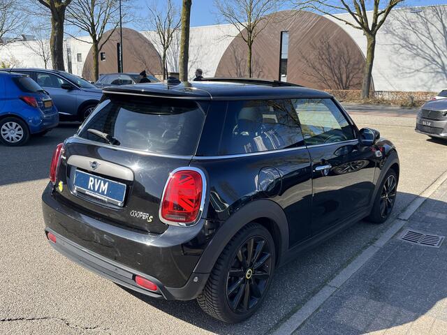 Mini Electric Mini Yours 33 kWh SOH 100% | VAN ¤20.900,- NU VOOR SLECHTS ¤18.877,- Uw LENTEVOORDEEL ¤2.023,-| SUPER COMPLEET UITGEVOERD| PANO | HARMAN KARDON | STOELVERWARMING| HEAD-UP DISPLAY| ACHTERUITRIJCAMERA|