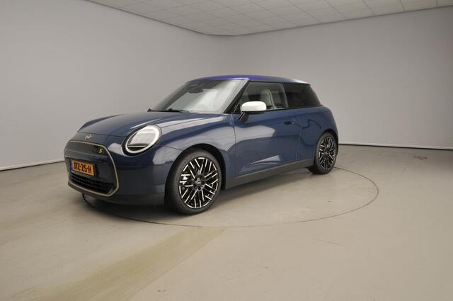Mini Electric 3-deurs Cooper SE Pakket M / Panoramadak / JCW Sportstoelen / Getint glas / LED / Head-up / Alu 18 inch