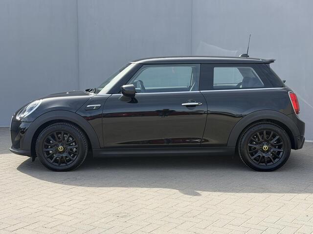 Mini Electric Cooper SE 33 kWh Automaat / Accu SOH 96% / Navigatie / Cruise Control / Stoel Verwarming / Apple Carplay & Android Auto / Start Stop / All Season Banden /
