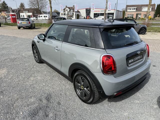Mini Electric Mini Essential 33 kWh. Facelift !! Car play,Navi,LED