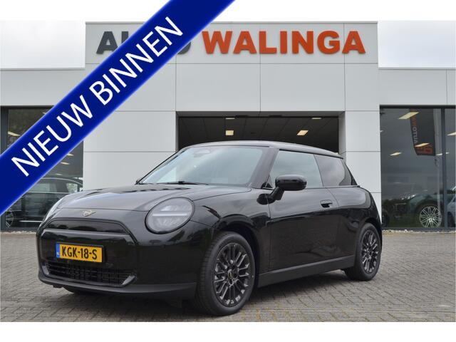 Mini Electric Mini E Blackyard 40.7 kWh NIEUWE AUTO! Stoelverwarmig | Camera | Carplay | Head Up Display | 17 " U-Spoke grey velgen! Nieuwprijs ¤32.990,-!!