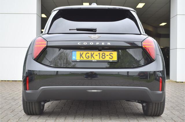 Mini Electric Mini E Blackyard 40.7 kWh NIEUWE AUTO! Stoelverwarmig | Camera | Carplay | Head Up Display | 17 " U-Spoke grey velgen! Nieuwprijs ¤32.990,-!!