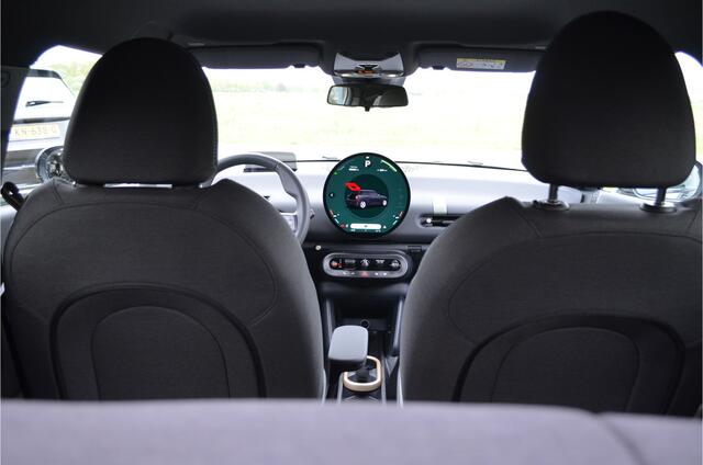 Mini Electric Mini E Blackyard 40.7 kWh NIEUWE AUTO! Stoelverwarmig | Camera | Carplay | Head Up Display | 17 " U-Spoke grey velgen! Nieuwprijs ¤32.990,-!!