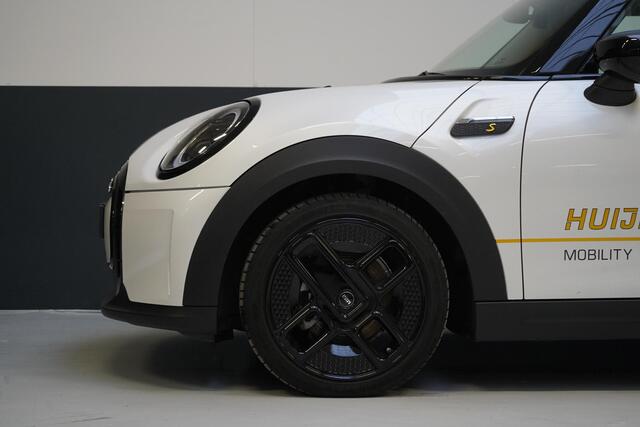 Mini Electric Mini Classic 33 kWh | Zwart optiek | Navigatie | Stoelverwarming | Privacy Glass