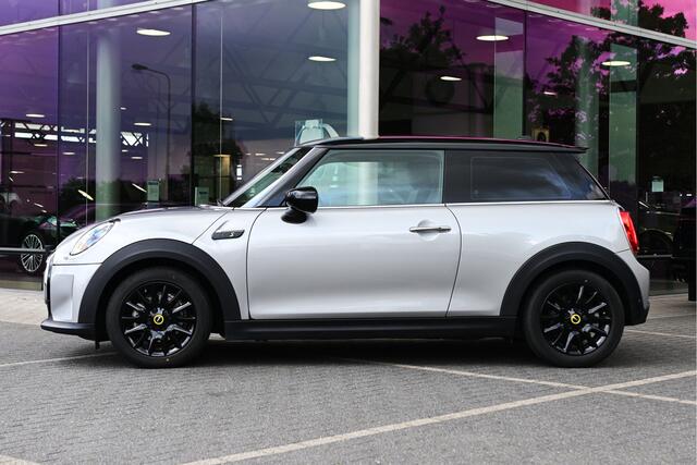 Mini Electric Hatchback / Sportstoelen / Comfort Access / Achteruitrijcamera / Stoelverwarming / 16" LM Victory Spoke zwart