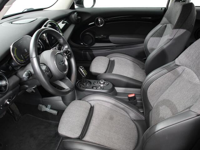 Mini Electric Mini Business Edition Automaat 33 kWh SOH 95% Navigatie Climate Control Lichtmetalen Velgen Dab Parkeer sensoren Cruise Control
