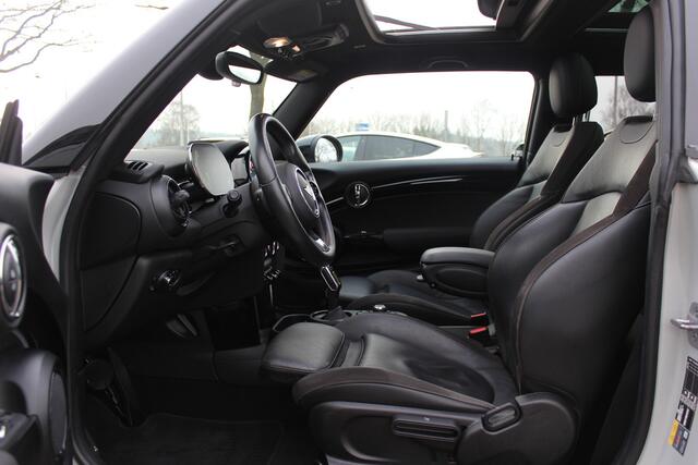 Mini Electric MINI Yours 33 kWh / Panoramadak / Leder / Keyless / 17'' / CarPlay / Navigatie / Stuur+Stoelverwarming / Cruise Control / LED Koplampen