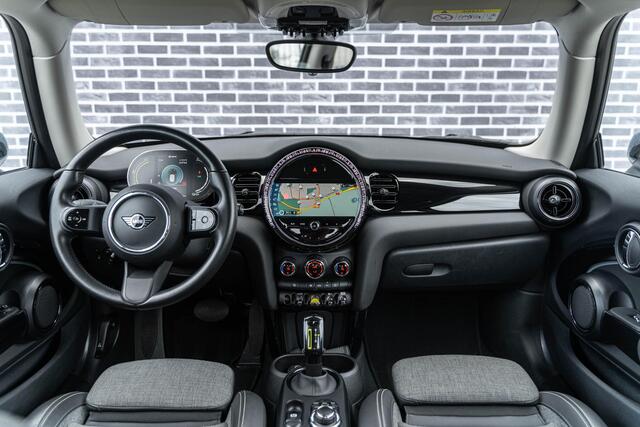 Mini Electric Business Edition 33 kWh | Two-Tone | Snelladen mogelijk | Navigatie | Parkeersensoren | Lichtmetalen Velgen 16 inch | Alarm