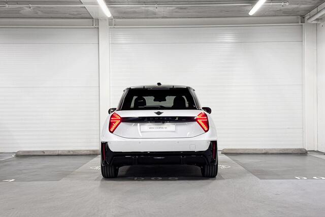 Mini Electric Cooper 3-deurs Cooper SE | John Cooper Works uitvoering | Pakket M | 18" JCW Lap Spoke 2-tone