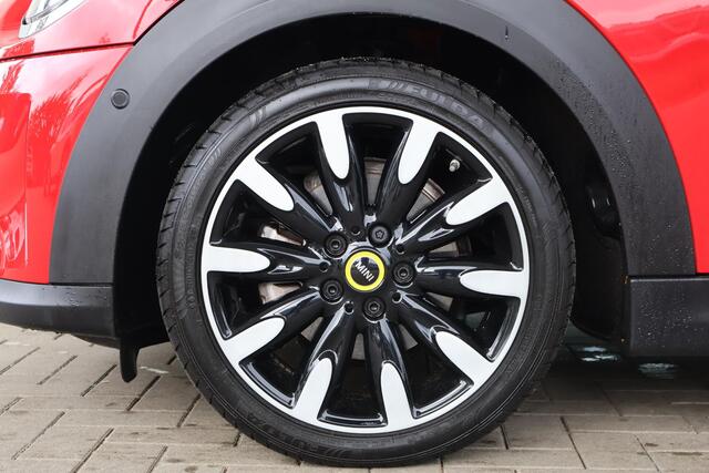 Mini Electric 3-deurs Glazen panoramadak | Stuurwielrand verwarmd | Achteruitrijcamera | Driving Assistant | Harman-Kardon sound system | 17" LM Roulette Spoke two-tone