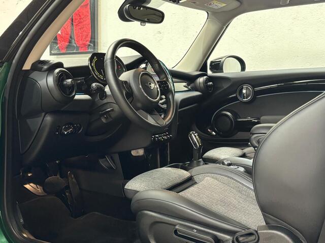 Mini Electric Classic 33 kWh | Adapt. Cruisecontrol | Verwarmd stuur | Camera | Apple Carplay | 17 inch | NL auto | Volledige historie | BTW |