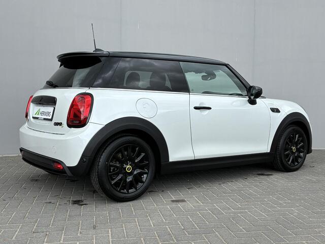 Mini Electric Classic 33 kWh / SOH 100% / Premium Go Pakket / Achteruitrijcamera / Apple Carplay/Android Auto / Navigatie / Stoelverwarming /