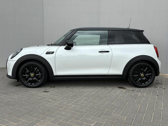 Mini Electric Classic 33 kWh / SOH 100% / Premium Go Pakket / Achteruitrijcamera / Apple Carplay/Android Auto / Navigatie / Stoelverwarming /