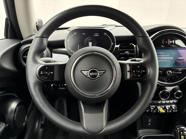 Mini Electric Classic 33 kWh / SOH 100% / Premium Go Pakket / Achteruitrijcamera / Apple Carplay/Android Auto / Navigatie / Stoelverwarming /