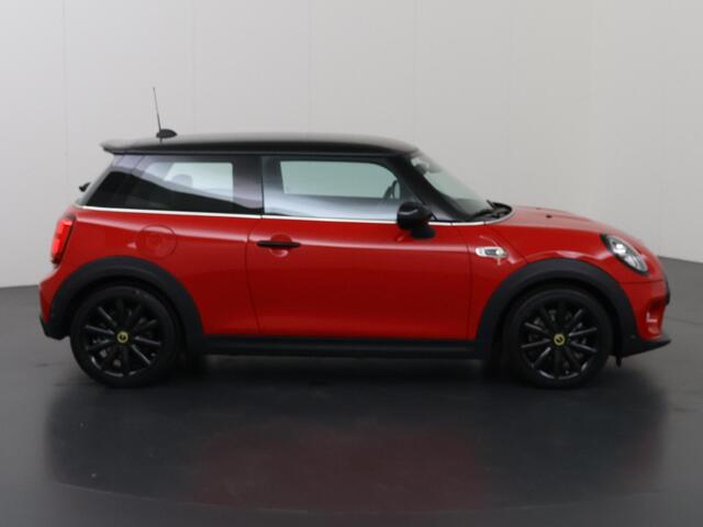 Mini Electric Charged 33 kWh | SOH 93,9% | LED | Sportstoelen | Lederen Interieur | HUD | Navigatie | Parkeercamera | DAB | Stoelverwarming | Sfeerverlichting | Union Jack Achterlichten |