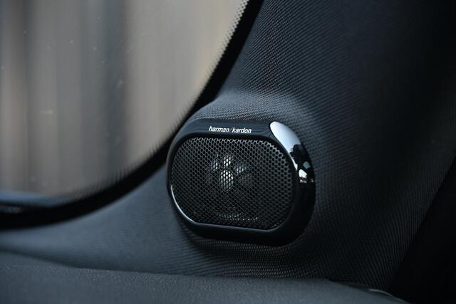 Mini Electric Yours 33 kWh | NL-Auto | Dealeronderhouden | Panoramadak | Harman/Kardon | HUD | Camera | Stoelverwarming | Keyless Entry |
