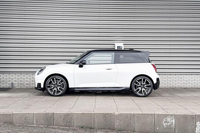 Mini Electric Cooper 3-deurs Cooper SE | John Cooper Works uitvoering | Pakket M | 18" JCW Lap Spoke 2-tone