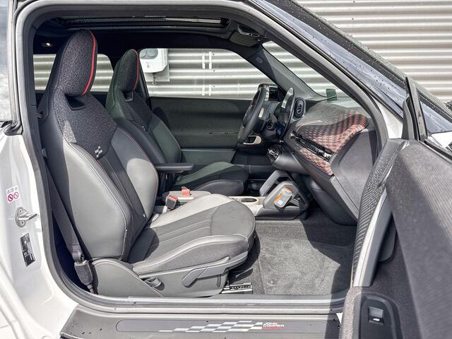 Mini Electric Cooper 3-deurs Cooper SE | John Cooper Works uitvoering | Pakket M | 18" JCW Lap Spoke 2-tone