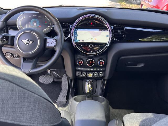 Mini Electric Resolute Edition 33 kWh / Dealer onderhouden / Accu SoH 94 % / Panorama schuifdak / Navigatie / CCS snel laden / Camera / Apple Carplay Android / Stoelverwarming / Climate Control /
