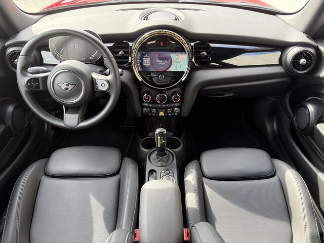 Mini Electric Classic 33 kWh / SOH 95% / All Season banden / Apple Carplay/Android Auto / Navigatie / Stoelverwarming / Keyless entry/start /