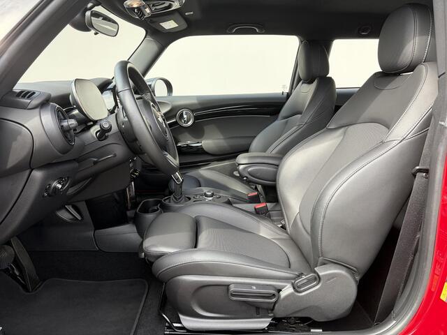 Mini Electric Classic 33 kWh / SOH 95% / All Season banden / Apple Carplay/Android Auto / Navigatie / Stoelverwarming / Keyless entry/start /