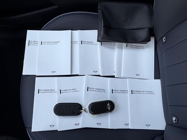 Mini Electric 3-Deurs Cooper SE Paul Smith Ed. S 54.2 kWh / SOH 98% / 3 Fasen / Fabrieksgarantie tot 30-12-2027 / Navigatie / CCS snel laden / Apple Carplay Android / Stuur & Stoelverwarming / Elektrisch verstelbare Stoelen / Climate Control / 360 Graden Camera / Harman/Kardon / HUD /